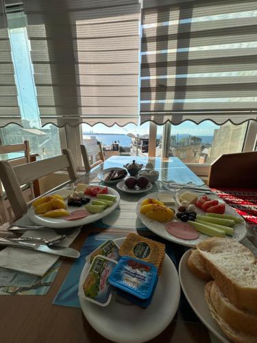 una mesa con platos de comida encima en Tulip Guesthouse, en Estambul