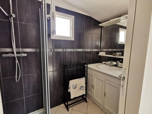 une salle de bain avec un lavabo et une douche dans l'établissement Maison de vacances vue mer et port plaisance, à La Richemondière