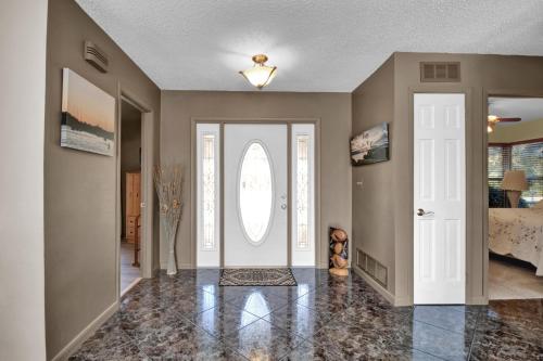 Φωτογραφία από το άλμπουμ του Pet Friendly Canal Front 3-Bedroom Grand Villa with Pool, Linai and Dock σε Port Charlotte