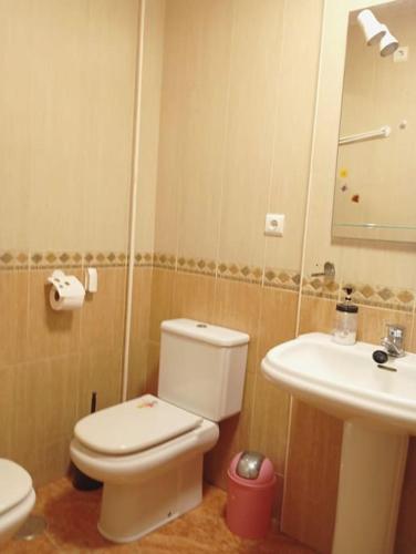 Bilik mandi di Piso con balcón