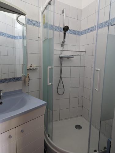 une salle de bain avec douche et lavabo dans l'établissement villa bord de mer, à Torreilles