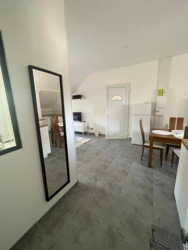 un miroir mural à côté d'une salle à manger dans l'établissement Kenaya K12, à Saint-Sever