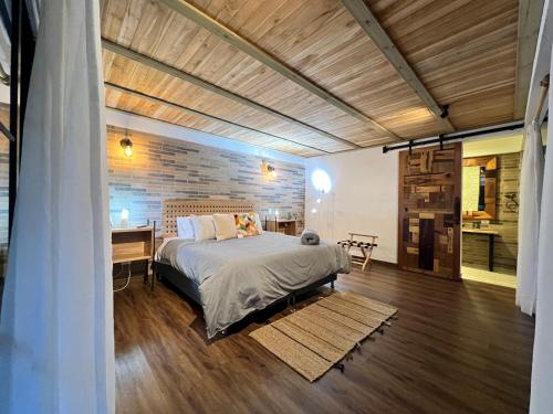Ein Bett oder Betten in einem Zimmer der Unterkunft Autenthico Sajonia Hotel Aeropuerto