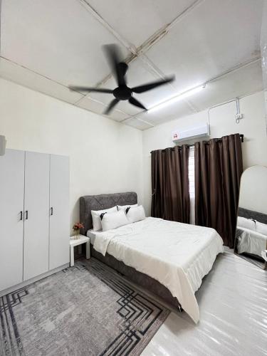 Ένα ή περισσότερα κρεβάτια σε δωμάτιο στο D'Farah Homestay Teluk Intan 3Bilik