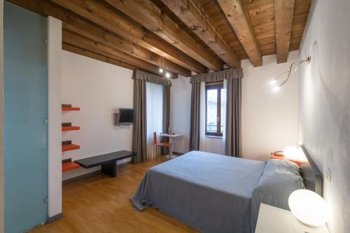 a bedroom with a bed and a desk and a chair at Ristolocanda Grani Di Pepe in Flaibano