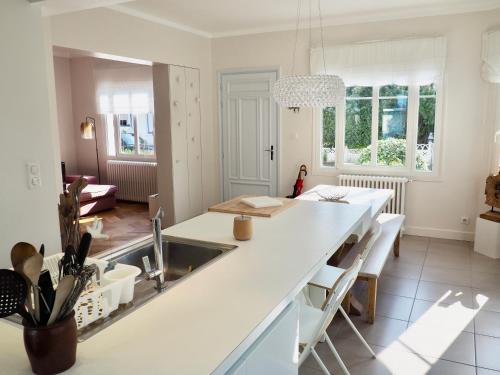 une cuisine avec un évier et un plan de travail dans l'établissement Villa Gisèle, à Le Touquet-Paris-Plage