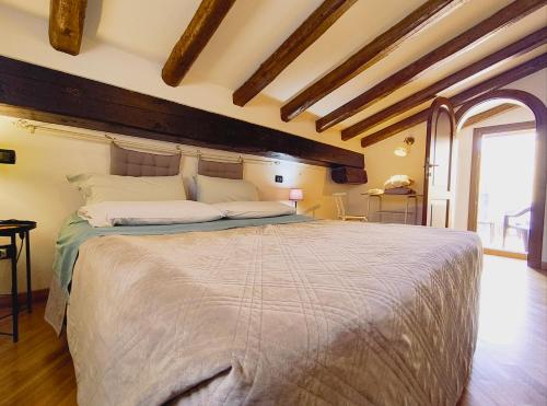 una camera da letto con un letto grande in una stanza di YAWHome B&B a Bologna