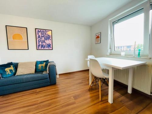 a living room with a couch and a table at Maisonette Apartment - Ruhig und gemütlich wohnen auf zwei Ebenen in Grohn