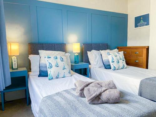 Postel nebo postele na pokoji v ubytování 3-Bedroom Stylish & Spacious Townhouse, Perfect for Groups and Family, Sleeps 6 with Free On-Street Parking Permit, Southsea - WORK CONTRACTORS OFFER AVAILABLE! - by Blue Puffin Stays