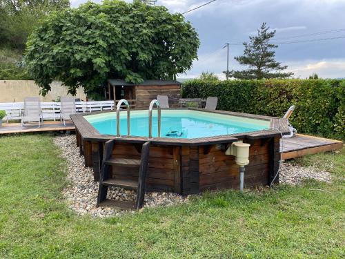 une piscine avec une terrasse en bois et des piscines dans l'établissement Sanchez, à Viviers