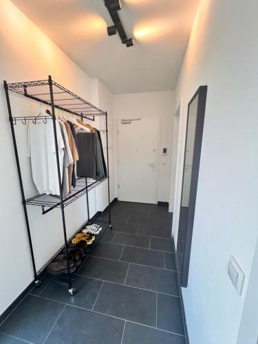 a room with a mirror and a walk in closet at Modernes City-Apartment - Top-Lage in Nürnberg in Nürnberg