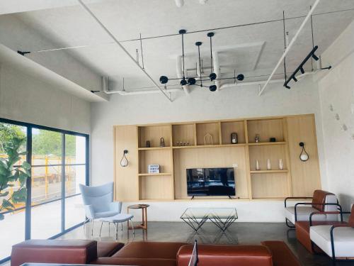Fully Furnished Studio Unit at The Median with Fast Internet Connection and Netflix電視和／或娛樂中心