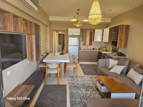 Nhà bếp/bếp nhỏ tại Makadi home lake view & garden