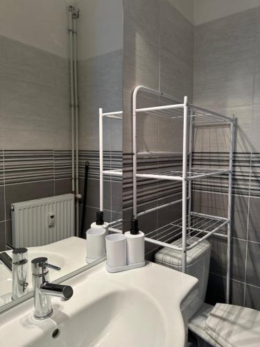 une salle de bain avec un lavabo et un miroir et des toilettes dans l'établissement Studio à Pra loup, à Pra-Loup