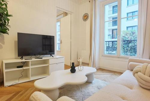 INS style 2 bdrs APT in 15arr cente 1mins to metro N15-128