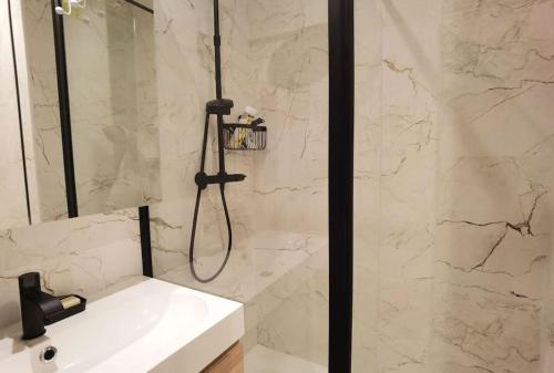 INS style 2 bdrs APT in 15arr cente 1mins to metro N15-128