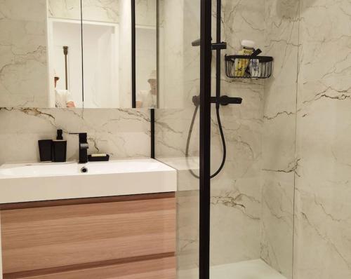INS style 2 bdrs APT in 15arr cente 1mins to metro N15-128
