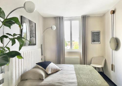 Postel nebo postele na pokoji v ubytování Les Alcoves - Studios design