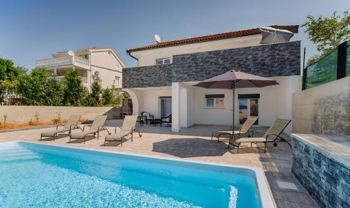 New villa with pool, 600 m from the beach - by TRAVELER tourist agency Krk ID 2164