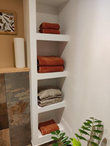 - un porte-serviettes blanc et des serviettes dans la salle de bains dans l'établissement L'étoffe, charmante chambre dans un Mas Cévenol, à Boisset-et-Gaujac