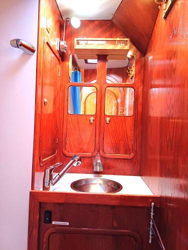 a bathroom with a sink and a mirror at Motorjacht At Ease in Amsterdam
