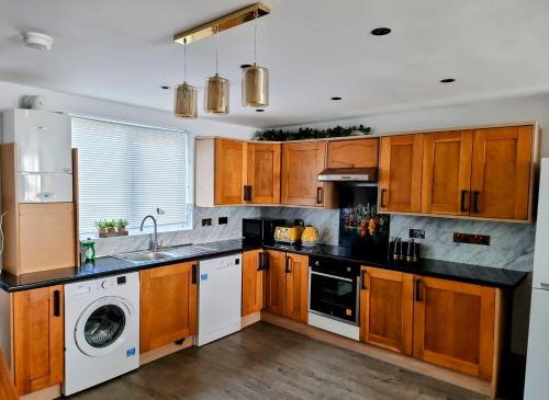 2 Bed Entire House London Zaftastic Stays Tooting photo 5