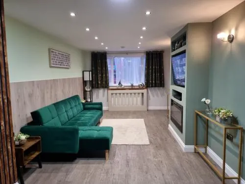 2 Bed Entire House London Zaftastic Stays Tooting photo 1