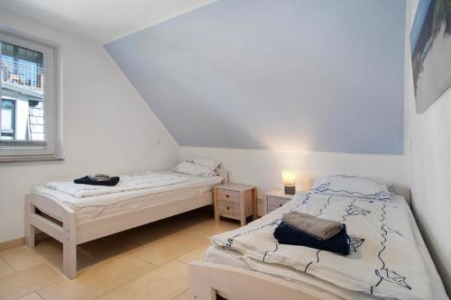 a bedroom with two beds and a window at Ferienhaus Strandperle in Zingst