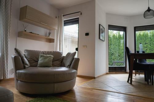 プレデルツにあるInspire Villa SPAの革張りのソファとテーブルのあるリビングルーム