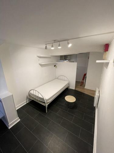 une pièce avec un lit et une table dedans dans l'établissement Studio Périgueux, à Périgueux