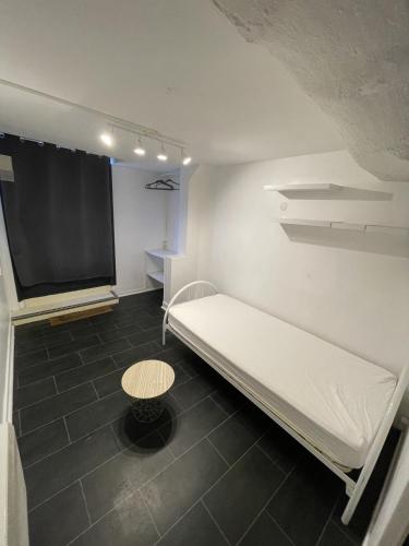 Cette chambre comprend un lit et un grand écran. dans l'établissement Studio Périgueux, à Périgueux
