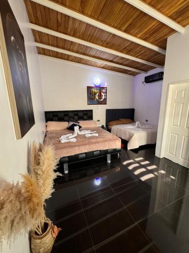 MorrocoyにあるPosada El Gran Escapeの部屋にベッドが2つある部屋