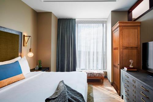 Ένα ή περισσότερα κρεβάτια σε δωμάτιο στο Hotel Zachary, Chicago, a Tribute Portfolio Hotel