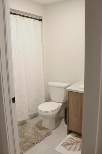 Salle de bains dans l'établissement New 2024 Basement Suite in Dieppe, NB Canada