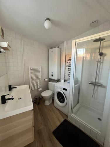 La salle de bains est pourvue de toilettes et d'un lave-linge. dans l'établissement Maison à 200m de la plage et au cœur de la station, à Lacanau