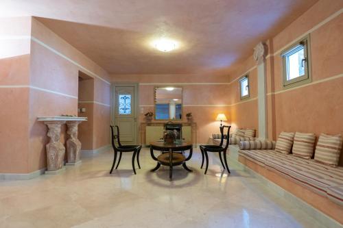 Ruang duduk di Unique room with indoor pool & attic
