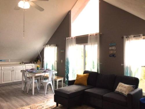 Posezení v ubytování SEA LA VIE COZY BEACH HOME ON 500 BLOCK, Walk to beach only half mile away, SLEEPS 6