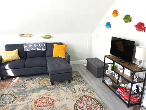 TV a/nebo společenská místnost v ubytování SEA LA VIE COZY BEACH HOME ON 500 BLOCK, Walk to beach only half mile away, SLEEPS 6