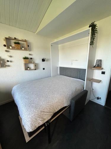 une chambre avec un lit dans une pièce dans l'établissement Appart. 6 pers. avec piscine, à Talmont-Saint-Hilaire