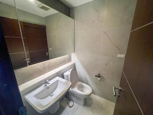 Bagno di The Astra Luxury Condo in Town