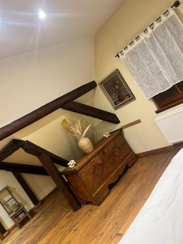 - une chambre avec un lit et une table dans l'établissement Appartement typique alsacien, à Boofzheim