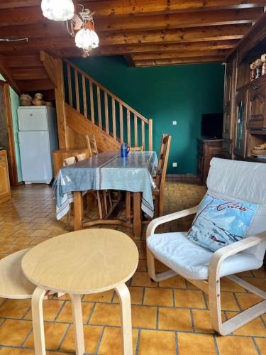 - une salle à manger avec une table, deux chaises, une table et une table dans l'établissement Maison montagne vue exceptionnelle En chartreuse, à Entremont-le-Vieux