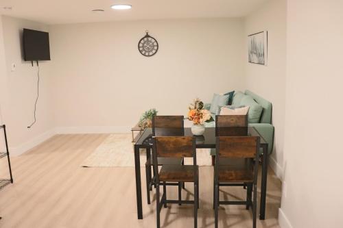 Télévision ou salle de divertissement dans l'établissement New 2024 Basement Suite in Dieppe, NB Canada