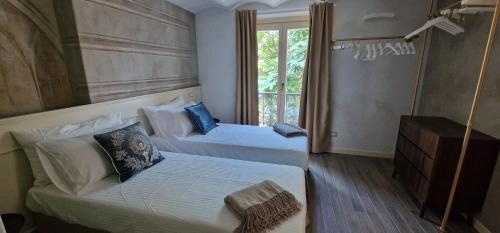 Postel nebo postele na pokoji v ubytování 3 Bedrooms Old Town Secret Gem with Private Garden