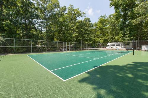 a tennis court with a tennis court at Sun Retreats Seashore in Cape May