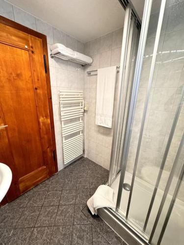 Chalet AlpinLux in Beatenbergにあるバスルーム