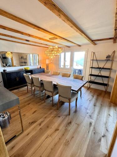 Chalet AlpinLux in Beatenbergにあるシーティングエリア