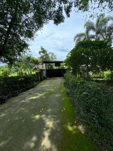a dirt road with a building in the distance at บ้านสวนแม่แพร-Baan Suan Mae Pair in Mae Taeng