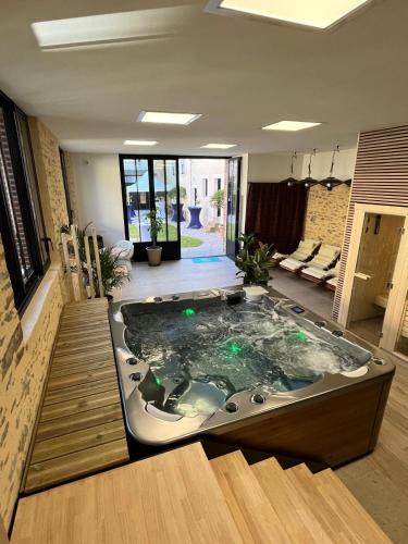 un jacuzzi au milieu d'une pièce dans l'établissement Le domaine de Bachmay, à Laval