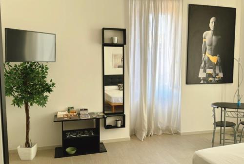 a living room with a plant and a mirror at B&B La Meta in Benevento